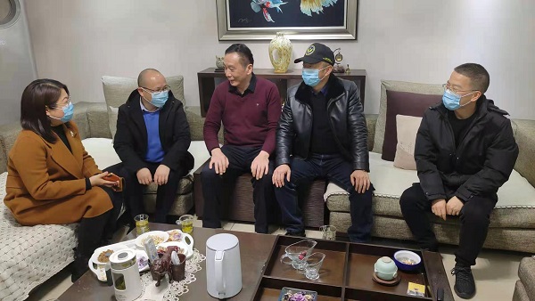 “情系退休老職工 走訪慰問暖人心”徽鹽地產(chǎn)集團公司組織開展春節(jié)慰問活動