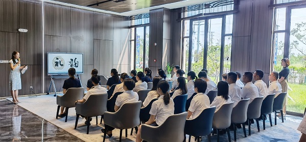 徽鹽地產(chǎn)集團(tuán)公司霍邱項目開展禮儀培訓(xùn)