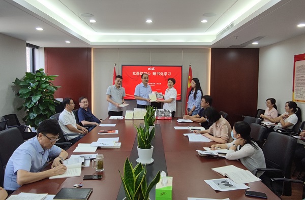 黨課銘初心，贈書促學(xué)習(xí)——徽鹽地產(chǎn)集團機關(guān)第二黨支部推動黨史學(xué)習(xí)教育再升溫